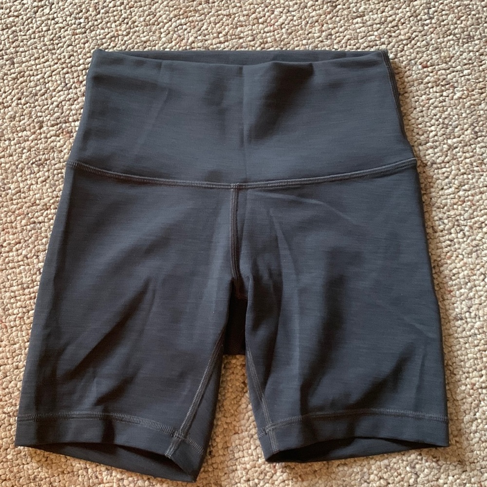 Lululemon 6in short in dark grey size 4